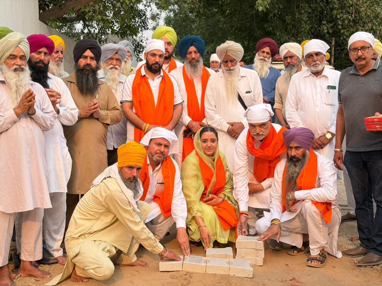 ਮੋਗਾ ਹਲਕੇ ਵਿੱਚ ਵਿਕਾਸ ਕਾਰਜ ਜਾਰੀ, ਪਿੰਡ ਲੰਢੇਕੇ ਵਿਖੇ ਇੰਟਰਲੋਕ ਟਾਈਲਾਂ ਲਗਾਉਣ ਦੇ ਕੰਮ ਦੀ ਸ਼ੁਰੂਆਤ