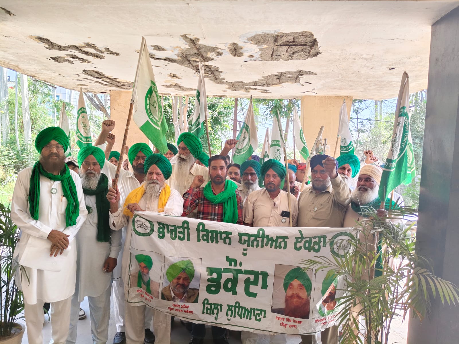 ਬਿਜਲੀ ਕੱਟਾਂ ਖਿਲਾਫ ਭਾਰਤੀ ਕਿਸਾਨ ਯੂਨੀਅਨ ਏਕਤਾ ਡਕੌਂਦਾ ਦਾ ਰੋਸ ਪ੍ਰਦਰਸ਼ਨ ਐਕਸੀਅਨ ਦਫ਼ਤਰ ਅੱਗੇ ਨਾਅਰੇਬਾਜ਼ੀ, ਮੰਗ ਪੱਤਰ ਸੌਂਪ ਕੇ ਤੁਰੰਤ ਹੱਲ ਦੀ ਮੰਗ