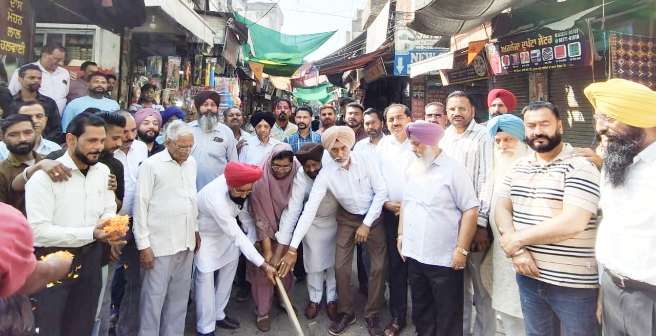 जगराओं: विकास को मिली रफ्तार; विधायक मानूंके ने वार्ड नं. 4 में 25 लाख की सड़क का किया शिलान्यास