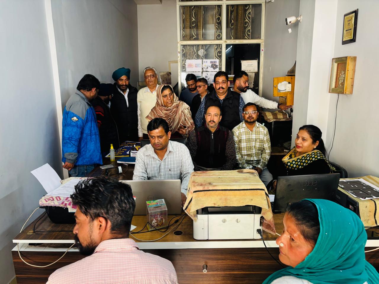 विधायक सरबजीत कौर माणूके ने किया स्वास्थ्य बीमा कार्ड केंद्र का निरीक्षण; 'मान सरकार' की योजना से मरीज को मिला लाखों का मुफ्त इलाज