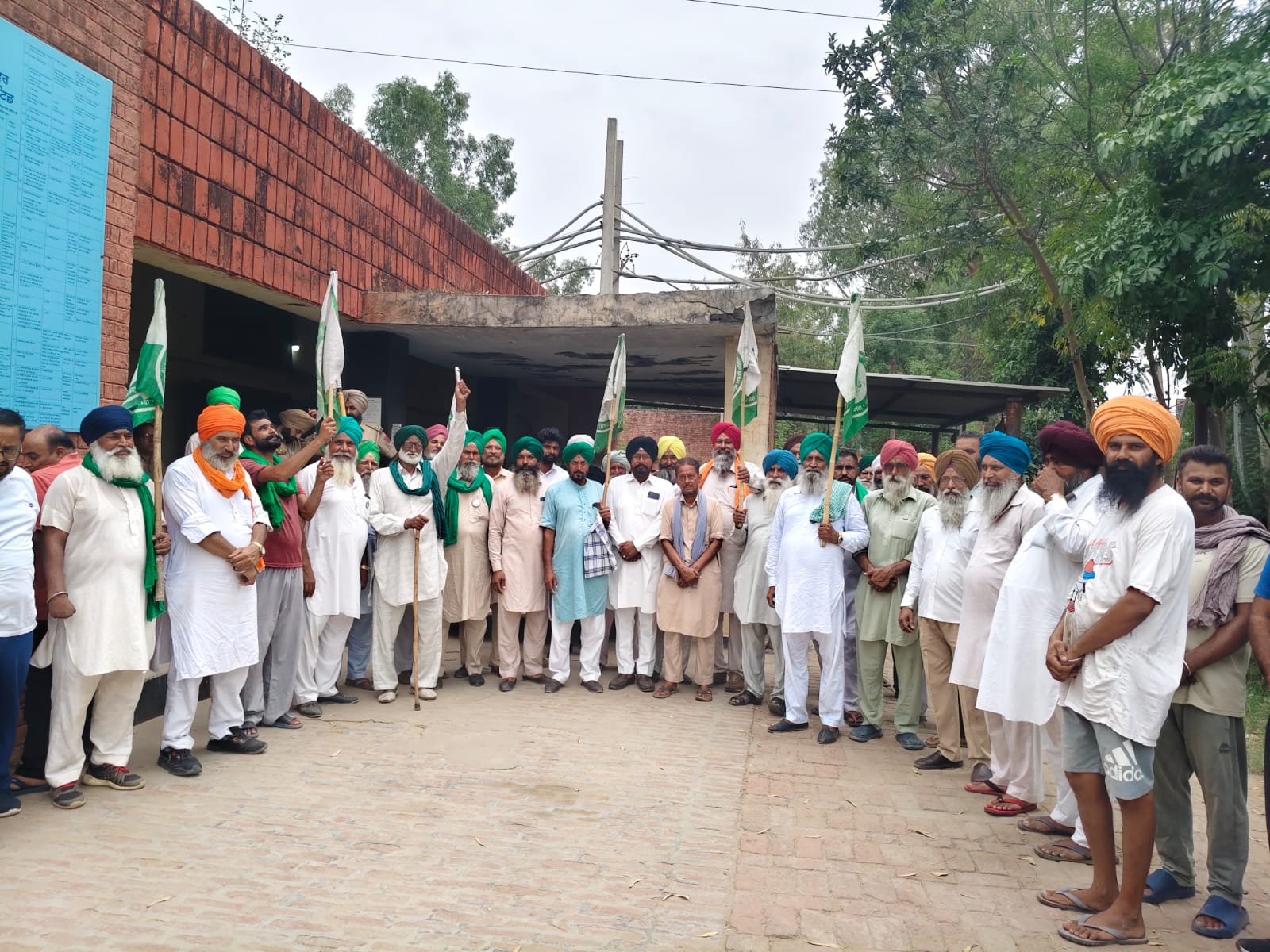 ਖੇਤੀ ਮੋਟਰਾਂ ਲਈ ਬਿਜਲੀ ਸਪਲਾਈ ਵਿੱਚ ਸੁਧਾਰ ਦੀ ਮੰਗ ਨੂੰ ਲੈ ਕੇ ਕਿਸਾਨਾਂ ਦਾ ਪਾਵਰਕੌਮ ਦਫ਼ਤਰ ਅੱਗੇ ਰੋਸ ਪ੍ਰਦਰਸ਼ਨ