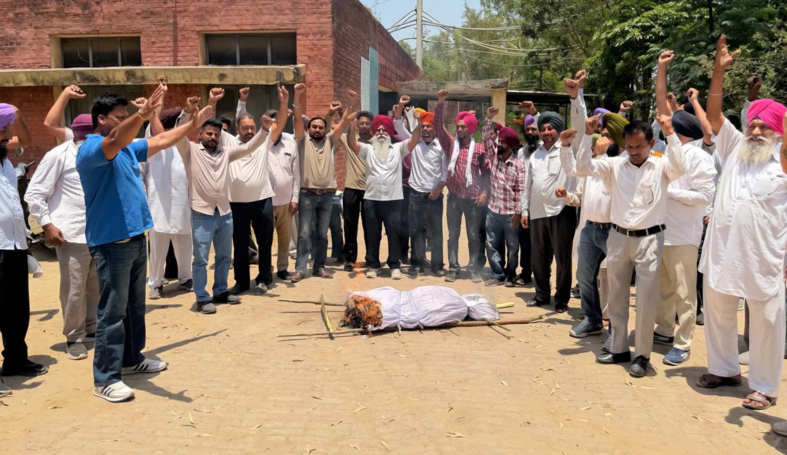 ਜਗਰਾਉਂ ਵਿੱਚ ਬਿਜਲੀ ਮੁਲਾਜ਼ਮਾਂ ਵੱਲੋਂ ਮੁੱਖ ਮੰਤਰੀ ਦਾ ਪੁਤਲਾ ਫੂਕ ਕੇ ਰੋਸ ਪ੍ਰਦਰਸ਼ਨ