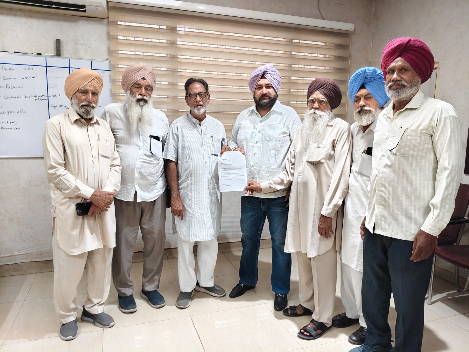 ਸਫਾਈ ਕਾਮਿਆਂ ਦੀਆਂ ਮੰਗਾਂ ਦੇ ਸਮਰਥਨ ‘ਚ ਨਗਰ ਸੁਧਾਰ ਸਭਾ ਵੱਲੋਂ ਤਹਿਸੀਲਦਾਰ ਨੂੰ ਮੰਗ ਪੱਤਰ