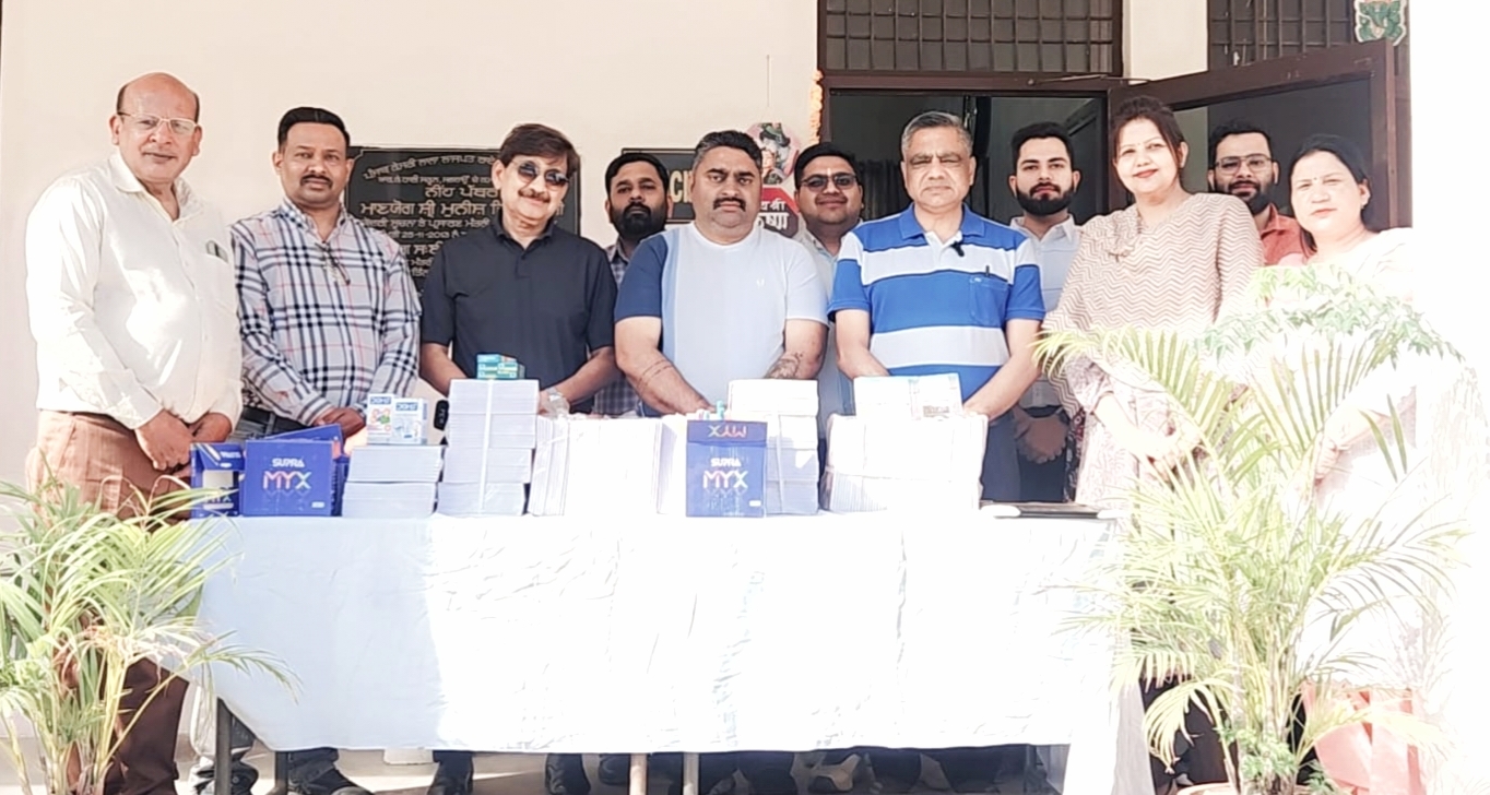 लायंस क्लब यूथ द्वारा आर.के. सीनियर सेकेंडरी स्कूल में विद्यार्थियों को स्टेशनरी वितरित