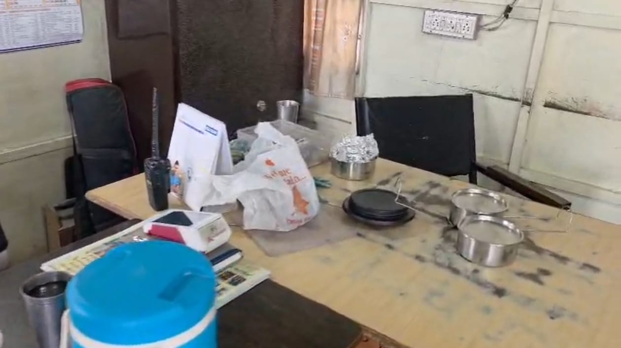 ਫਰਜ਼ ਅੱਗੇ ਭੁੱਖ ਵੀ ਹੋਈ ਫਿੱਕੀ: ਖੁੱਲ੍ਹੇ ਟਿਫ਼ਨ ਤੇ ਪਾਣੀ ਦੇ ਗਲਾਸ ਛੱਡ ਸ਼ੱਕੀਆਂ ਪਿੱਛੇ ਦੌੜੀ ਟ੍ਰੈਫਿਕ ਪੁਲਿਸ