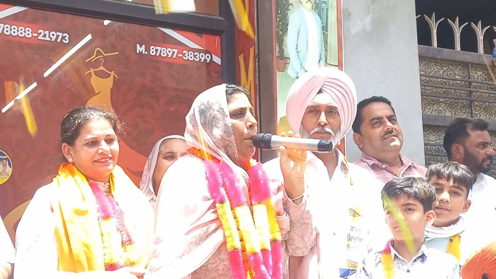 ਵਾਰਡ ਨੰਬਰ 4 ਤੇ 5 ਵਿੱਚ ਆਪ ਉਮੀਦਵਾਰਾਂ ਦੇ ਹੱਕ ’ਚ ਰੋਡ ਸ਼ੋ, ਵਿਧਾਇਕ ਸਰਬਜੀਤ ਕੌਰ ਮਾਣੂੰਕੇ ਨੇ ਕੀਤਾ ਚੋਣ ਪ੍ਰਚਾਰ