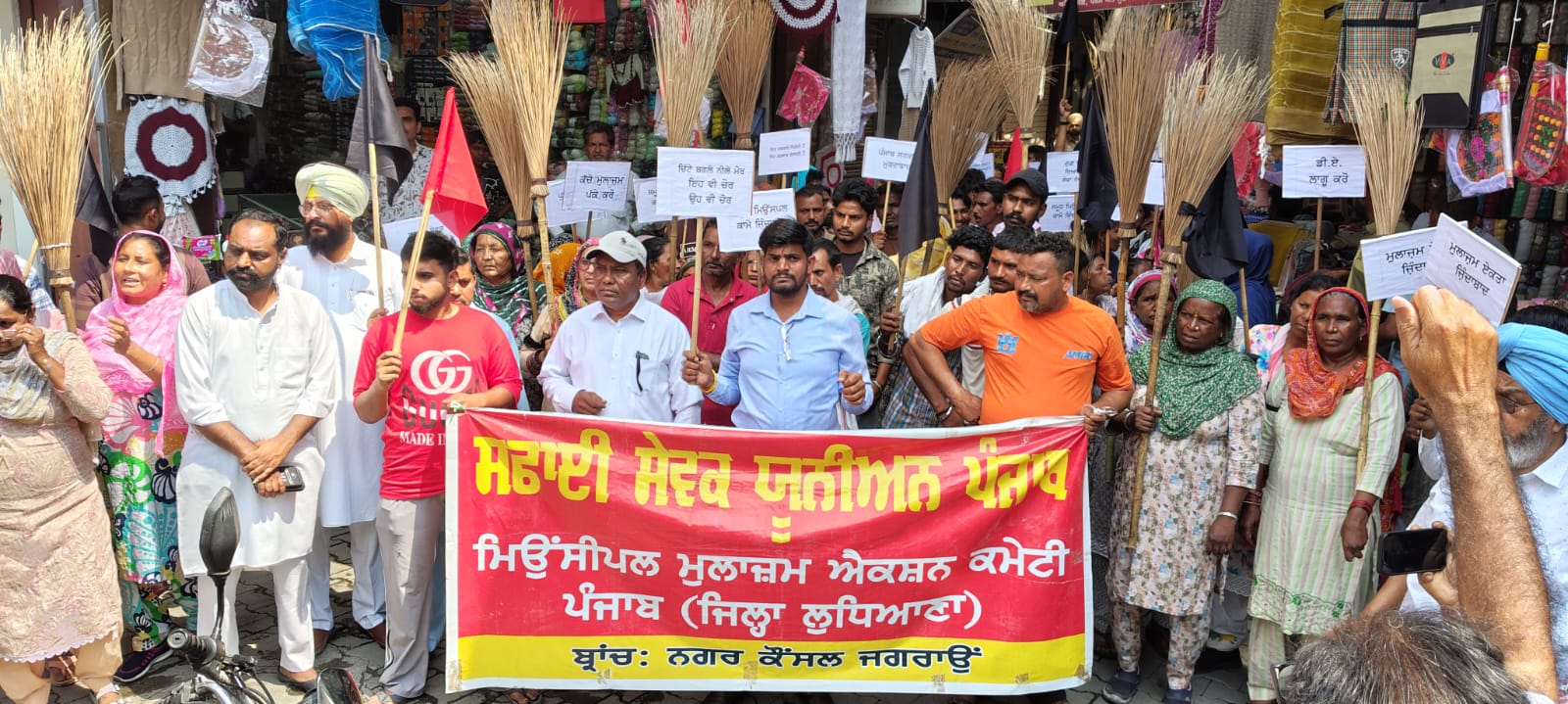 ਜਗਰਾਉਂ ਵਿੱਚ ਸਫਾਈ ਸੇਵਕਾਂ ਦੀ ਹੜਤਾਲ ਛੇਵੇਂ ਦਿਨ ਵਿੱਚ ਦਾਖਲ, ਸ਼ਹਿਰ ਵਿੱਚ ਕੱਢੀ ਗਈ ਵੱਡੀ ਰੋਸ ਰੈਲੀ